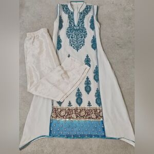 Elegant Sleeveless Ivory and Turquoise Maroon Embroidered Chiffon Silk Kurta Set